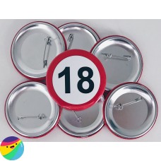 Broška s prometnim znakom za 18 let